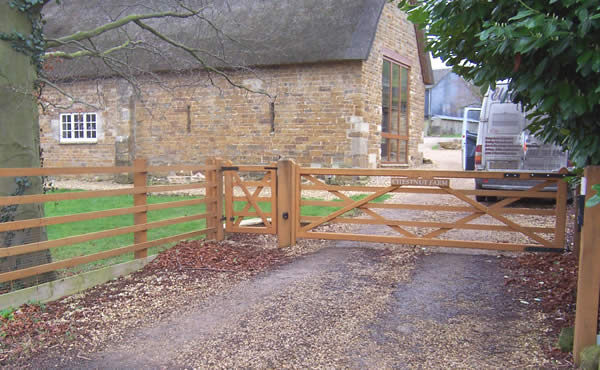Residential wood electric gate